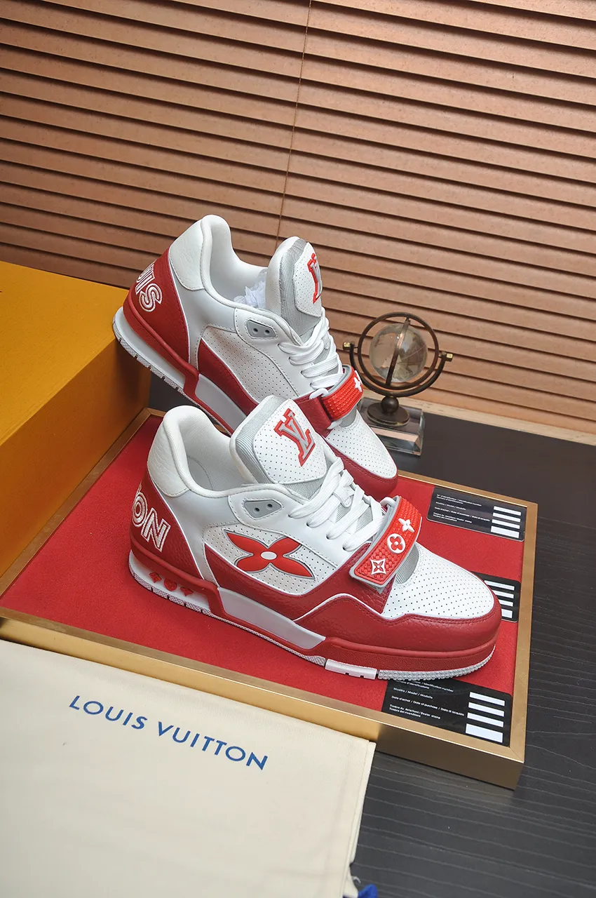 Men's shoes 💰660💶Original development, quality shipping, welcome to compare - LV sneaker series LV Trainer Maxi sneakers introduce the loose silhouette of the ready-to-wear series into the LV Trainer sneaker design written by Virgil Abloh, making an eye-catching appearance in the spring and summer men's wear shows. The cow leather upper is combined with rough fabric laces, and colorful beading highlights the brand's classic elements. LV letters mark the tongue and Monogram floral outsole. Mixed materials Made of first-layer cowhide, wrapped in imported custom-printed denim, thick shoelace design, large Monogram print on the side, "lv 54" badges on the tongue and heel, rubber outsole decorated with Monogram flowers, mesh lining and cotton feet, the comfort is as extreme as ever, premium heritage, quality first, worth owning! Size: Women's 35-39 (customized at 40, non-refundable) Men's 39-45 (customized at 38.46, non-refundable) ♡Full set of packaging with original gift box